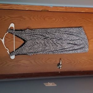 Valerie Bertinelli Cute Black and White Casual Dress with ruffled front. Size 8